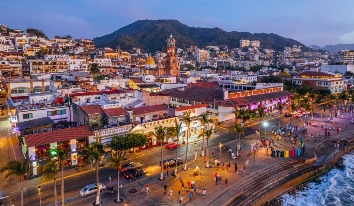 Malecón de Puerto Vallarta al atardecer